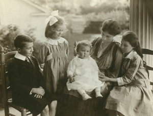 1918 Agnes Curtiss Buckingham & 4 children